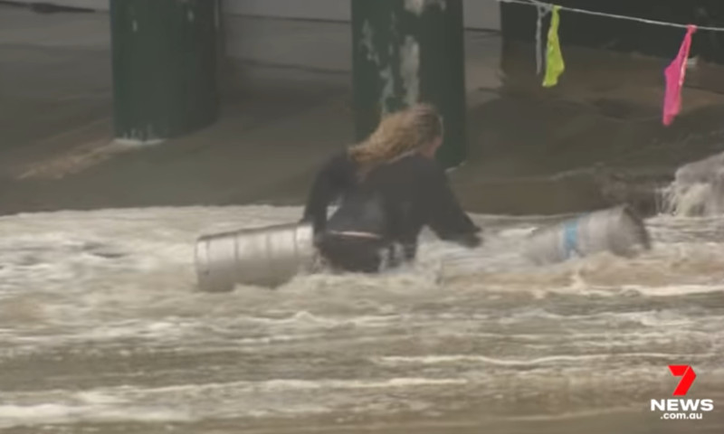 Vrouw redt biervaten tijdens storm in Australië